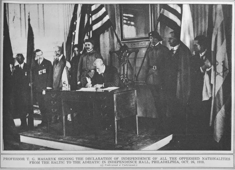 T. G. Masaryk podepisuje Deklaraci nezávislosti, Filadelfie, říjen 1918